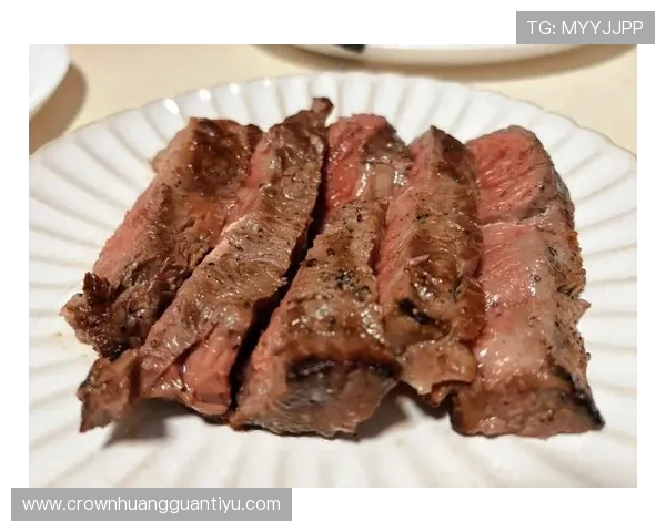 乔恩·琼斯家里冰箱塞满牛排，训练完直接啃生肉？