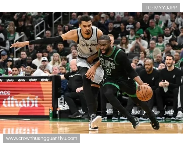 维克托·文班亚马切入拉开防守差距 提升团队进攻效率