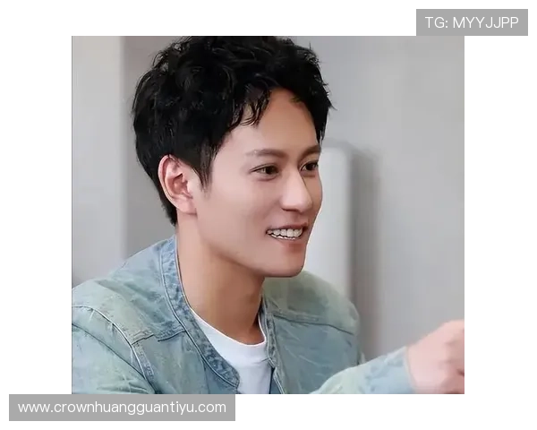 莱万每天凌晨四点喝蛋白粉的样子，像极了在片场赶通告的顶流